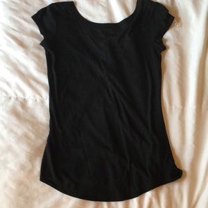 Super cute keyhole plunge back aerie top